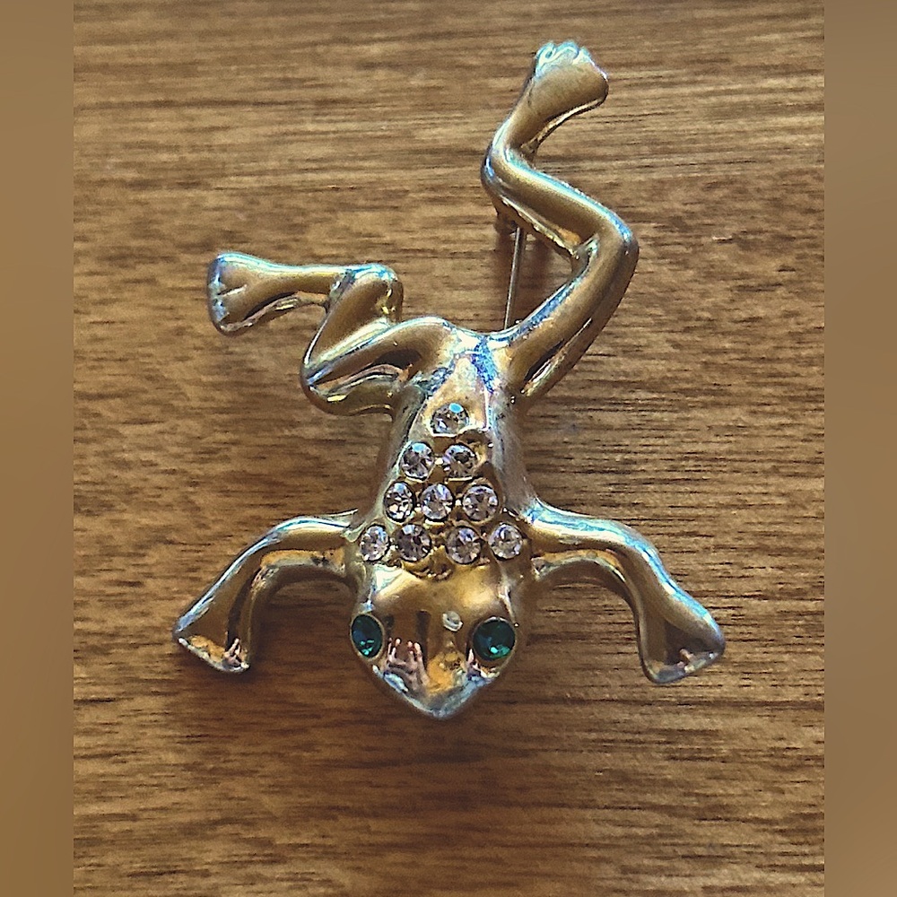 Adorable Goltone with green eyes, sparkly, Frog Brooch.